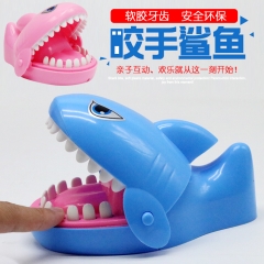 整人玩具咬手小鲨鱼中文版（无灯光音乐）粉红，浅蓝混装
